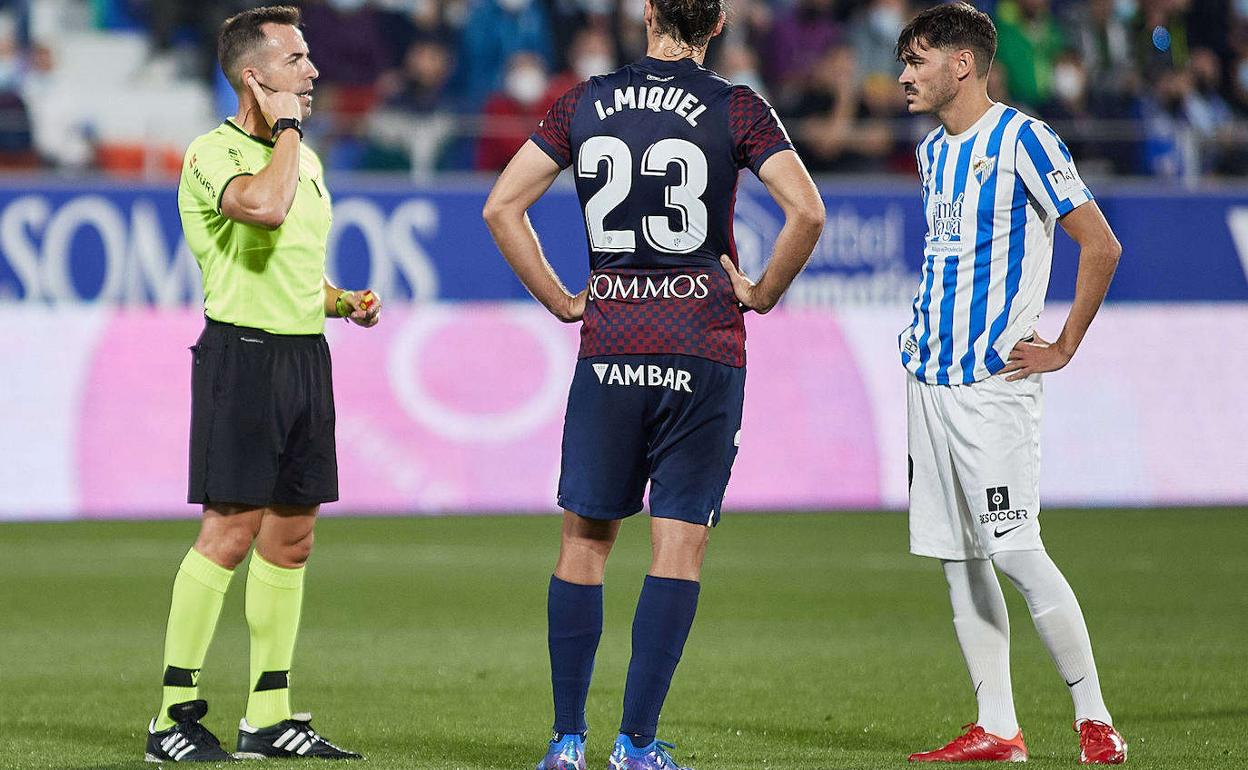 Referee Gálvez Roscón talking with VAR.