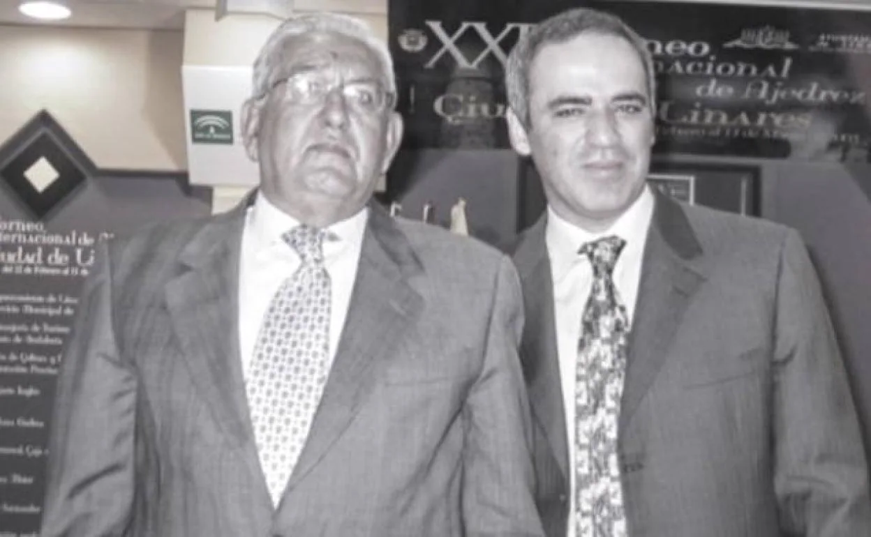 Rentero and Kasparov together in Linares in 2005. 