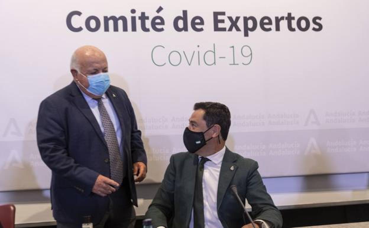 The president of the Junta de Andalucía, Juanma Moreno (right) and the Minister of Health, Jesús Aguirre, during a previous meeting of the Advisory Council on High Impact Public Health Alerts.