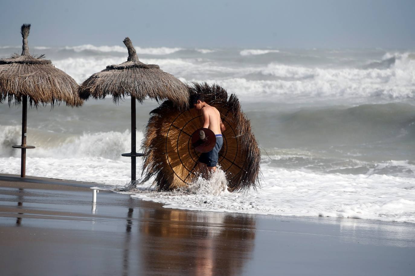 Two people were injured in Malaga province and a beach bar in Fuengirola was flattened. 