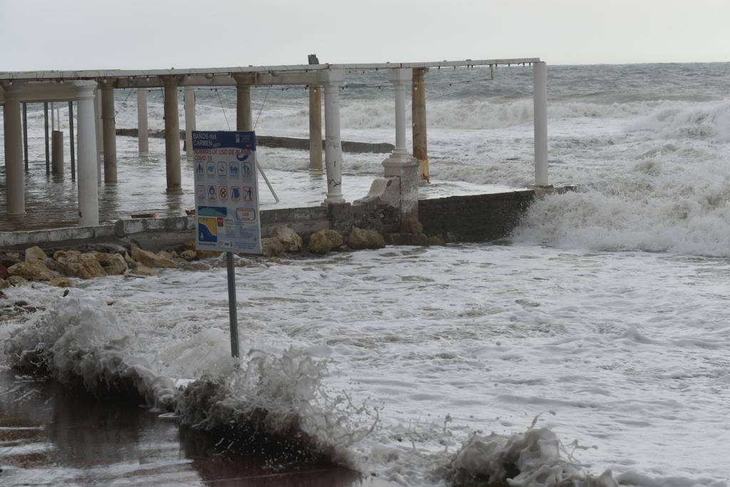 Two people were injured in Malaga province and a beach bar in Fuengirola was flattened. 