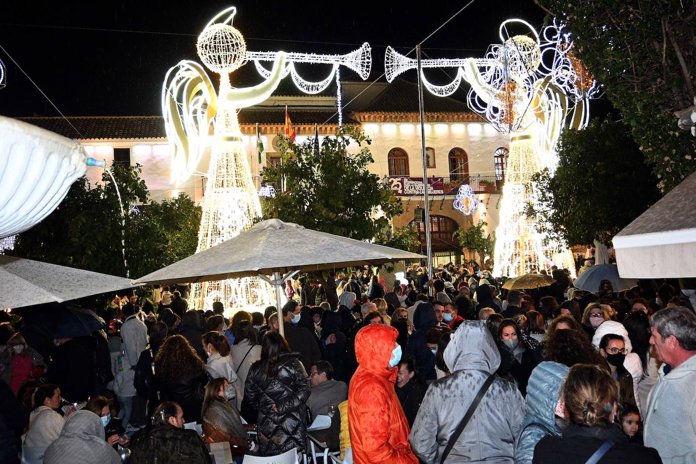 Crowds gathered at Marbella's Christmas lights despite the threat of rain.