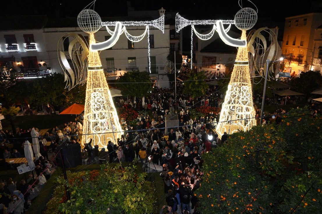 Crowds gathered at Marbella's Christmas lights despite the threat of rain.