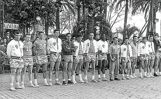 Imagen principal - When Malaga basketball played the Sixth Fleet