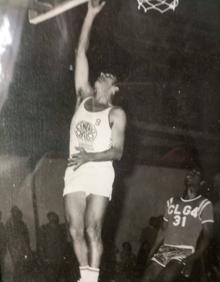 Imagen secundaria 2 - When Malaga basketball played the Sixth Fleet