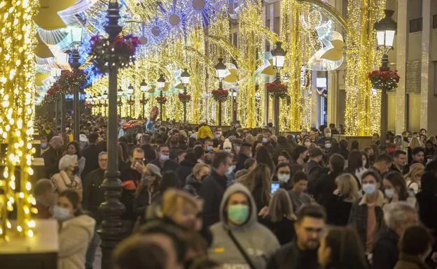 Imagen principal - Christmas crowds gridlock Malaga city centre 