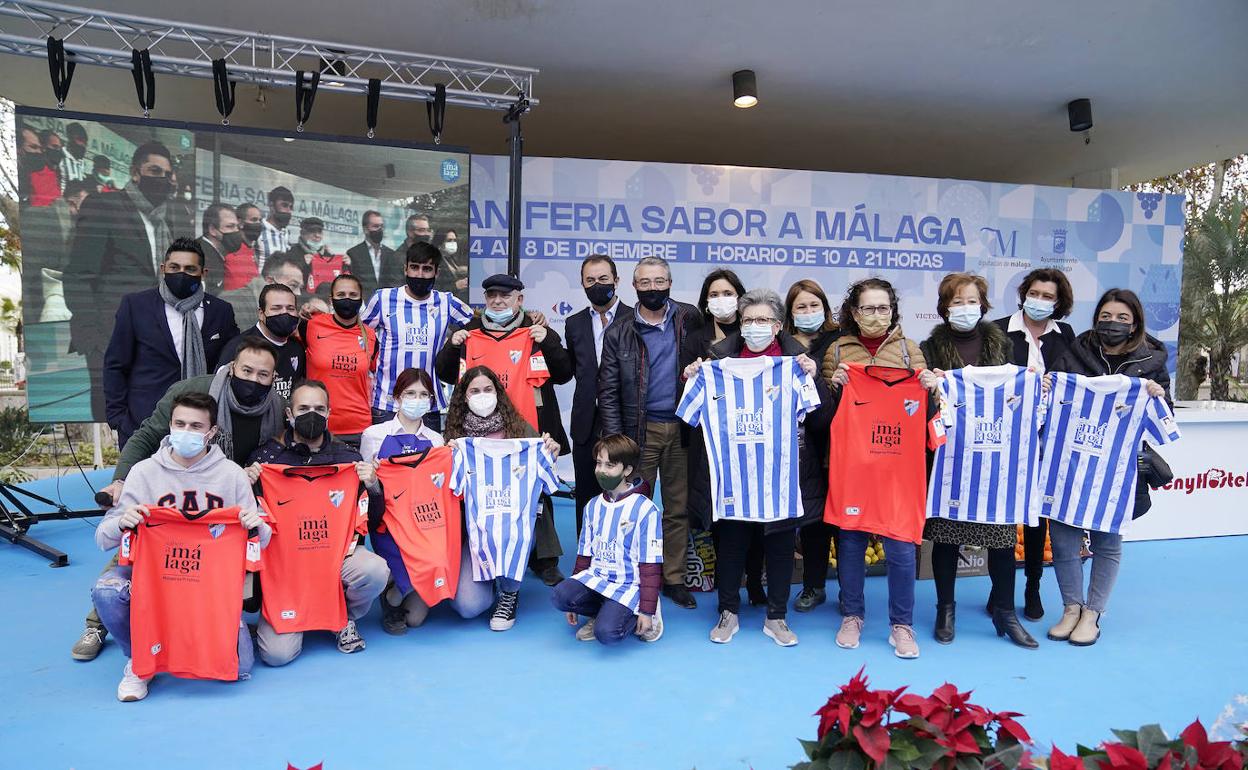 Malaga player Escassi and club administrator, José María Muñoz, pose at an event. 