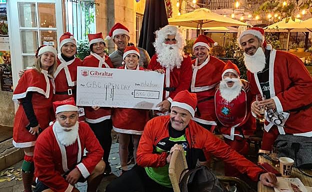 Imagen principal - Santas dash to the finishing line on the Rock