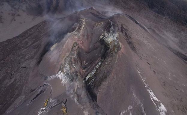 The Cumbre Vieja volcano moves into a second day without significant activity.