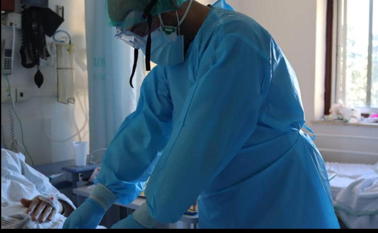 A health worker with an admitted patient.