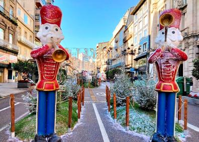 Imagen secundaria 1 - Different Christmas decorations in Vigo and Malaga. 
