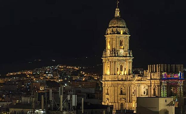 Imagen principal - Watch as Malaga’s Christmas lights are captured in a stunning time-lapse video
