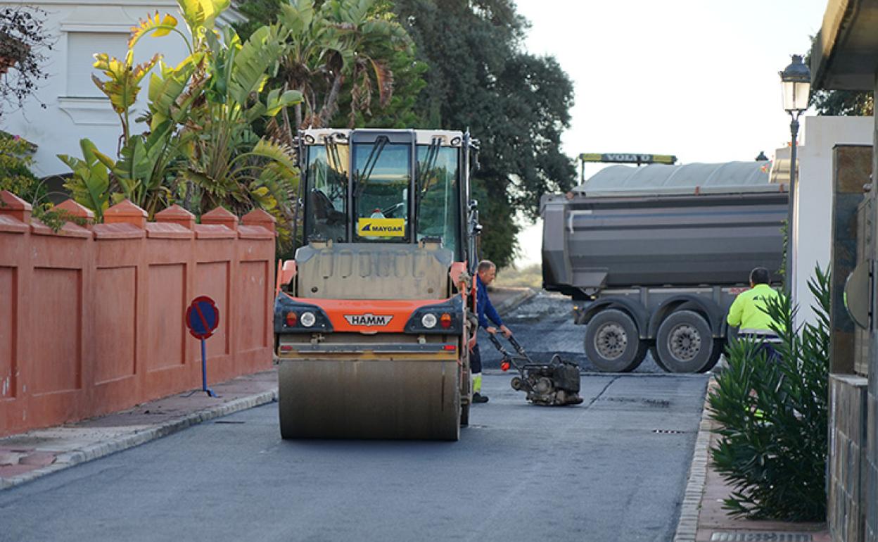 The asphalting work in the Los Montecillos urbanisation will encompass 8,000 square metres of road surface. 