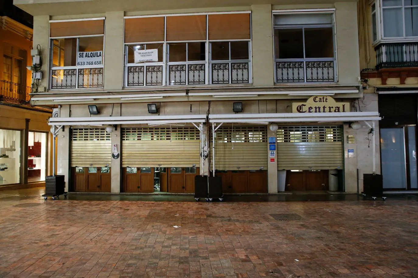 The emblematic establishment lowers its shutters for the last time after a century of trade in the city centre.