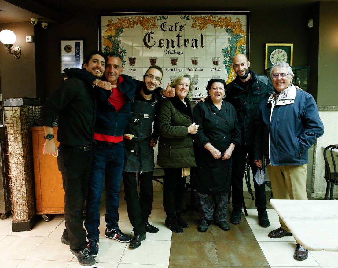 The emblematic establishment lowers its shutters for the last time after a century of trade in the city centre.