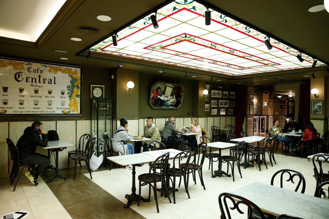 The emblematic establishment lowers its shutters for the last time after a century of trade in the city centre.