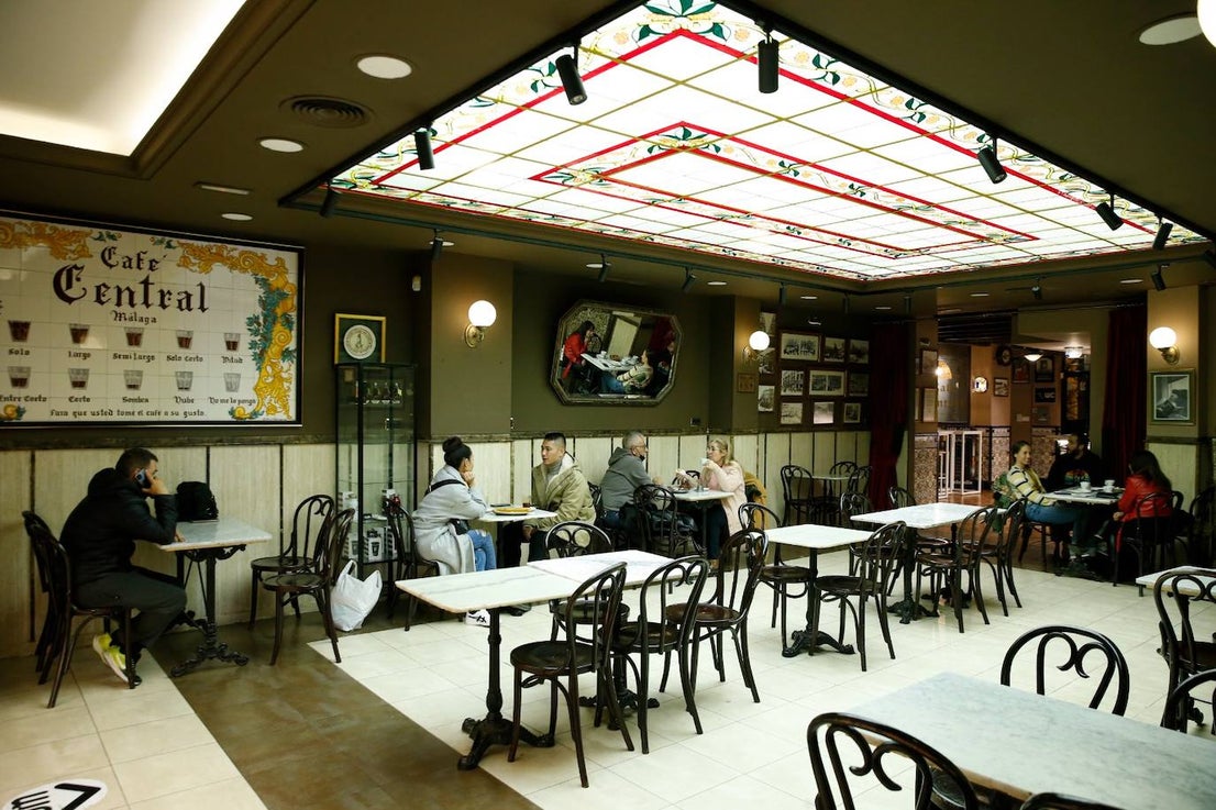 The emblematic establishment lowers its shutters for the last time after a century of trade in the city centre.