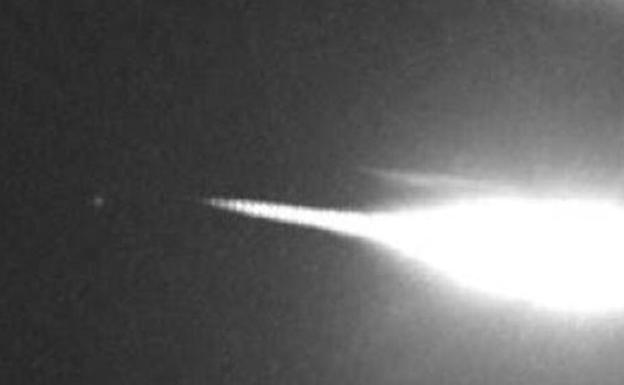 Watch as a spectacular fireball lights up the sky in the south of Spain