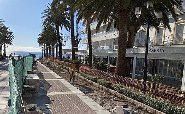Work is ongoing to improve the paving on the Balcón de Europa 