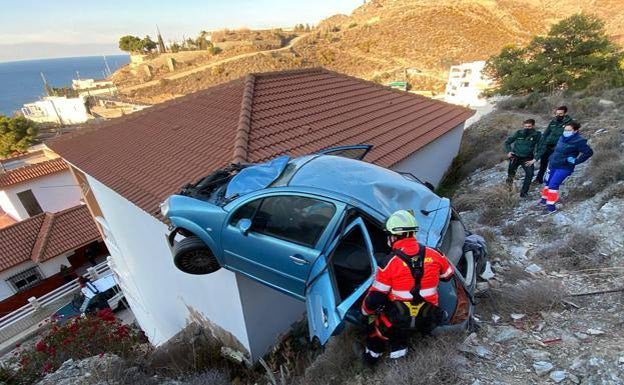 Driver airlifted to hospital after car plunges onto roof in La Rábita