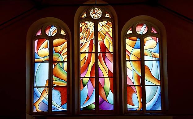 Imagen principal - Stained glass windows installed at Gibraltar's Central Hall