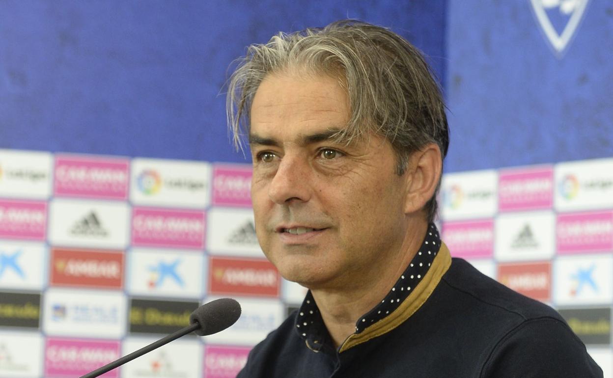 Natxo González during a press conference in his time at Zaragoza. 