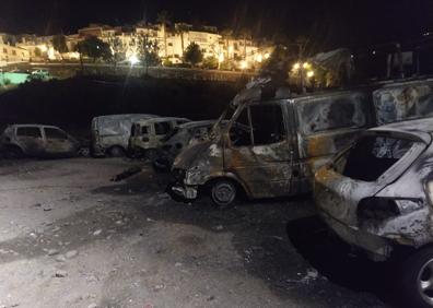 Imagen secundaria 1 - Seven parked vehicles totally gutted in Torrox blaze, the second such fire in a few weeks