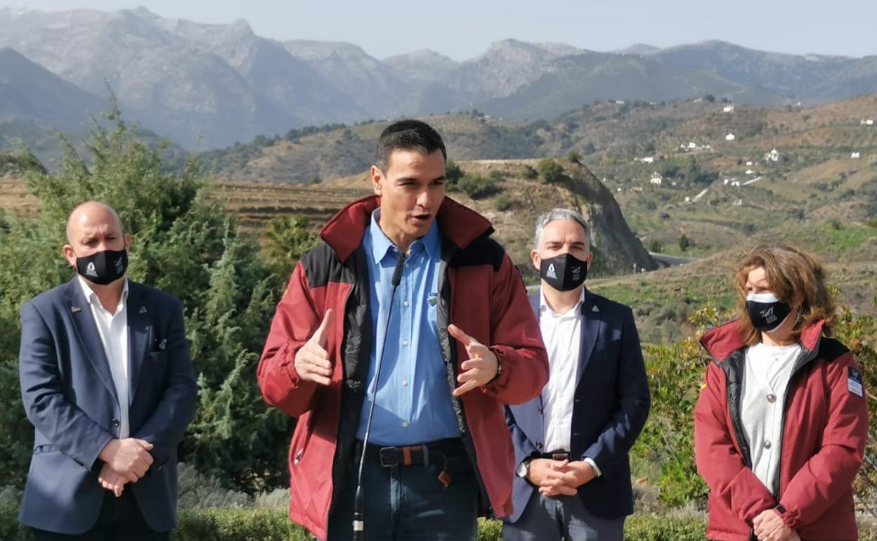 Prime minister Sánchez during his trip to the Sierra de las Nieves. 