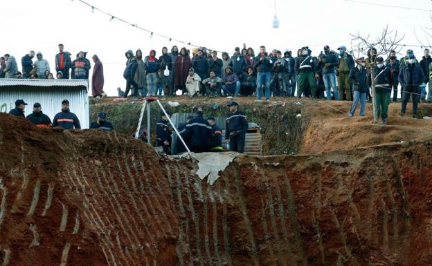 Imagen principal - Race against the clock to rescue Moroccan boy trapped in a deep well