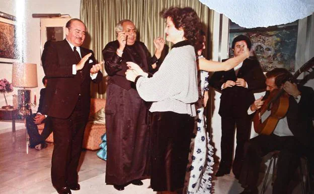 Ashmawi at one of his Marbella parties, along with Adnan Khashoggi 