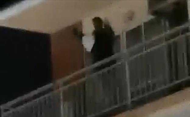 Man arrested for throwing plates from a fourth-floor balcony in Rincón de la Victoria