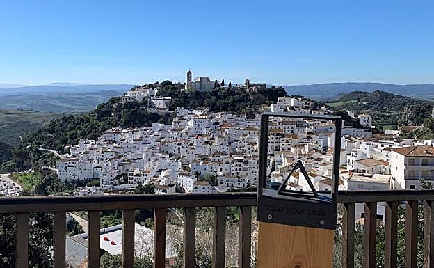 The iconic image of the village is the perfect background for a selfie.