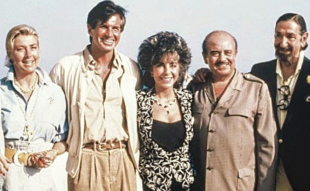 Liz Taylor, George Hamilton and Marbella residents: M. Ohlson, A. Khashoggi, J. de Mora. 