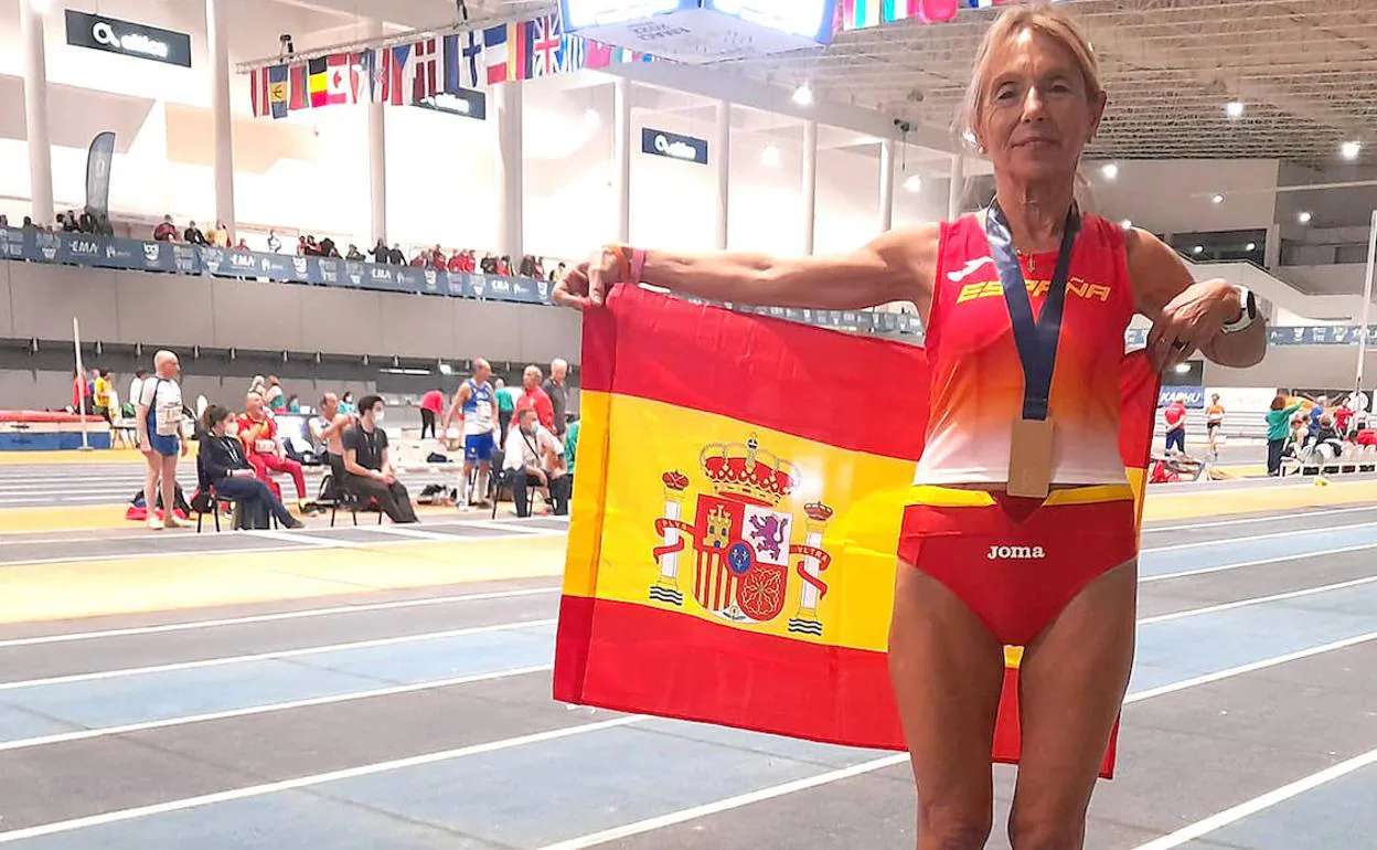 Pepi Sánchez, with her gold medal and a Spain flag after winning the 800 metre sprint in Portugal. 