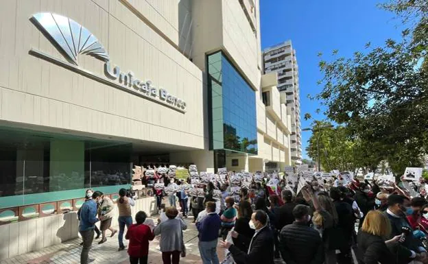 The protesters said that Unicaja doesn't care about them now it has grown so large. 