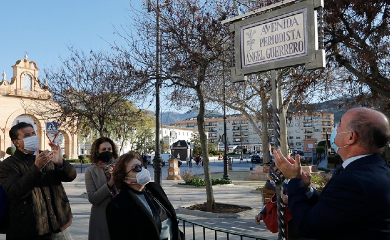 The president of the Malaga Press Association, Elena Blanco; Ángel Guerrero's wife, María Teresa Clavijo; and Mayor Manuel Barón. 