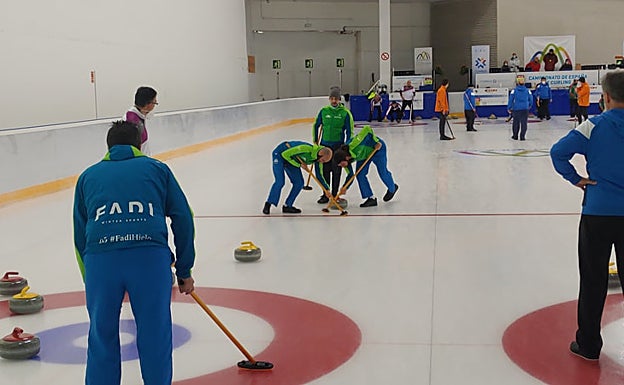 Los Compadres are competing. 