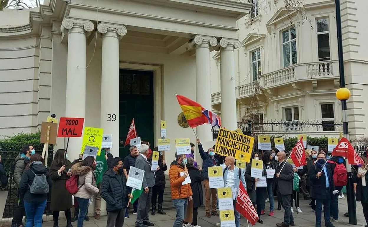 Spanish embassy and consulate staff on &#039;indefinite strike&#039; in the UK