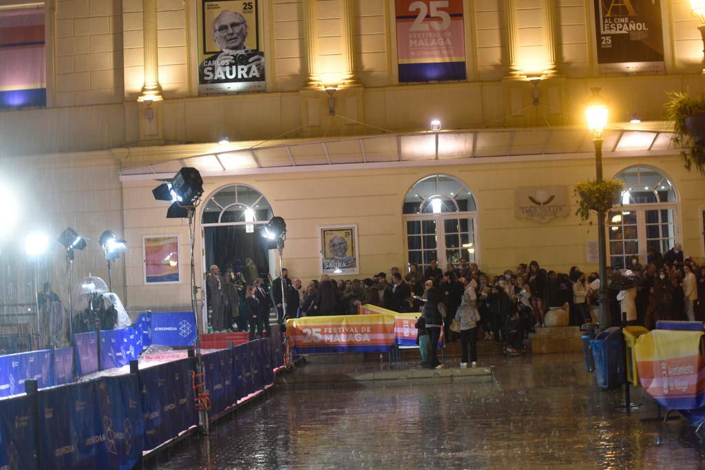 The rain and lightning also surprised the fans at the Malaga Festival who were waiting at the Cervantes Theatre