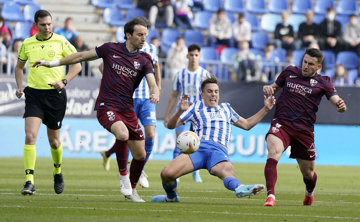 Paulino fights for possession of the ball during the game against Huesca. 