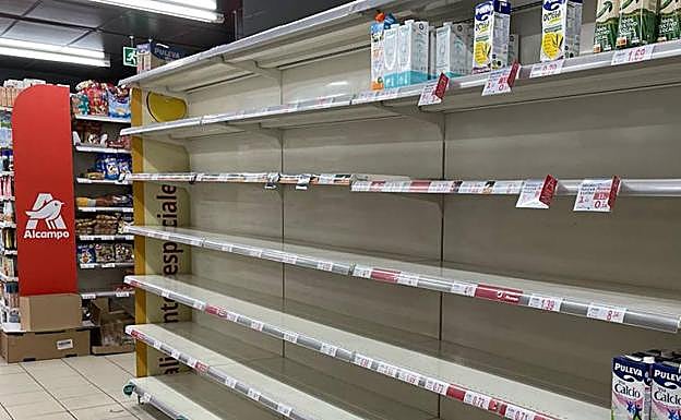 Empty shelves in a Zaragoza supermarket.