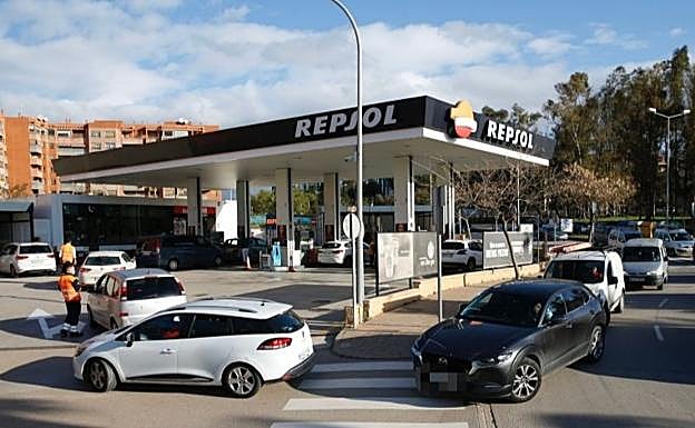 Queues at a fuel station in Malaga this Friday 1 April. 