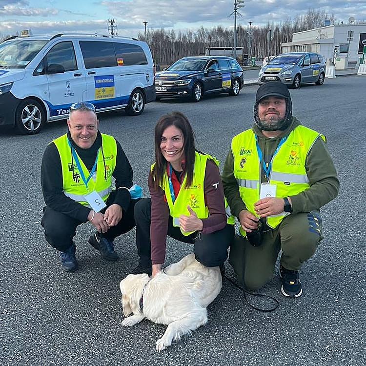 Imagen secundaria 2 - Convoy of Marbella taxi drivers is on its way back from Poland with 34 refugees and two pets