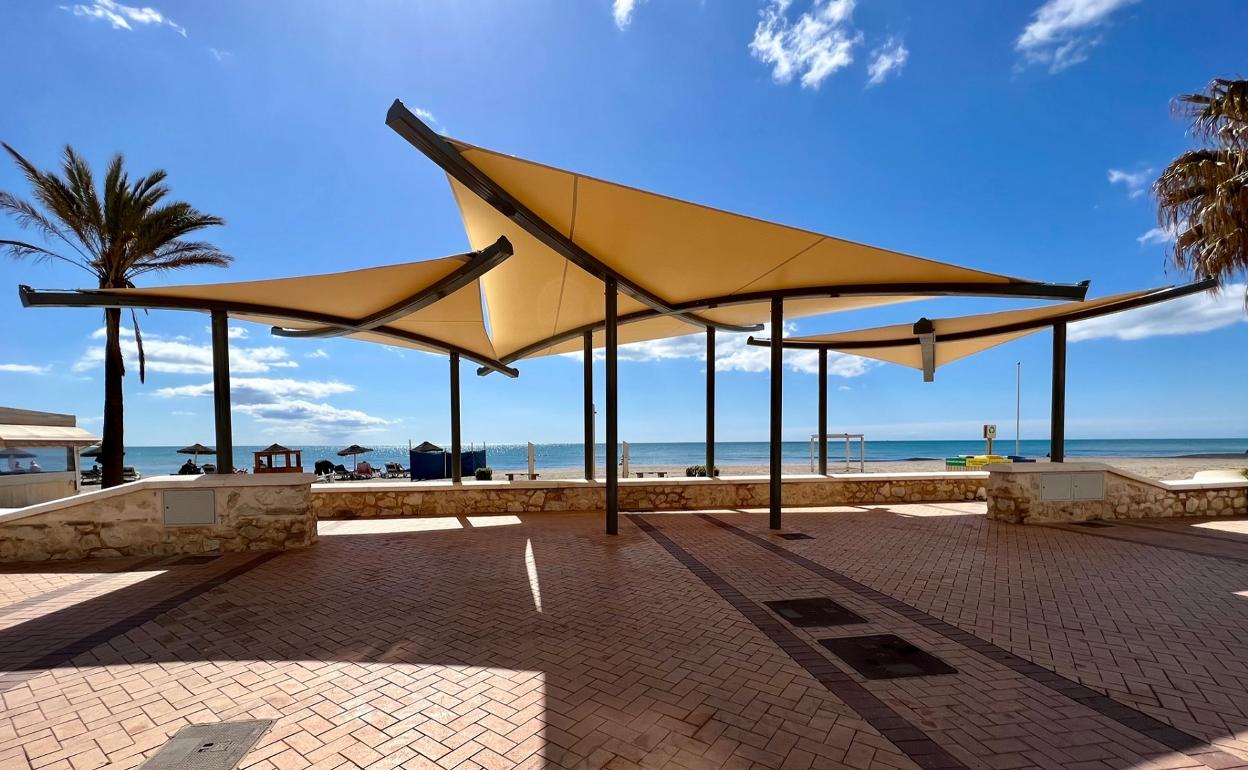 One of the new pergolas installed on the promenade in Fuengirola. 
