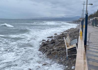 Imagen secundaria 1 - Axarquia beaches destroyed during worst storm in 40 years on the Costa del Sol