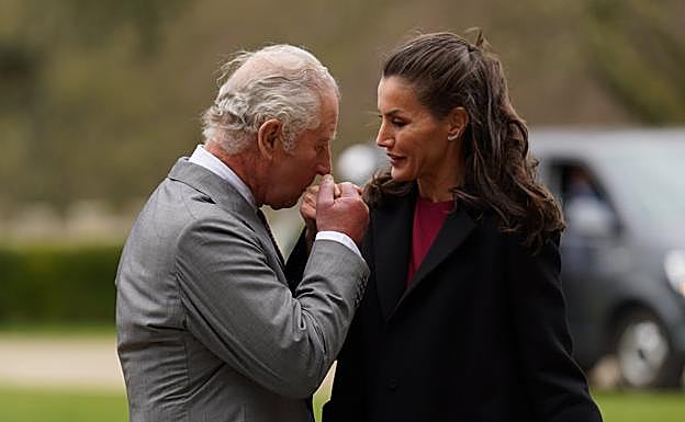 Prince Charles kisses Queen Letizia's hand. 