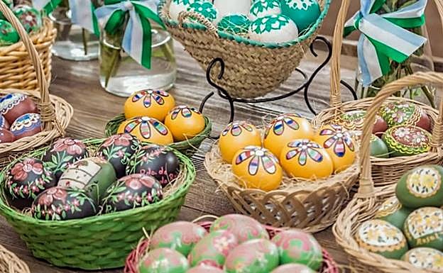 Imagen principal - Painted eggs in Cañada Rosal.