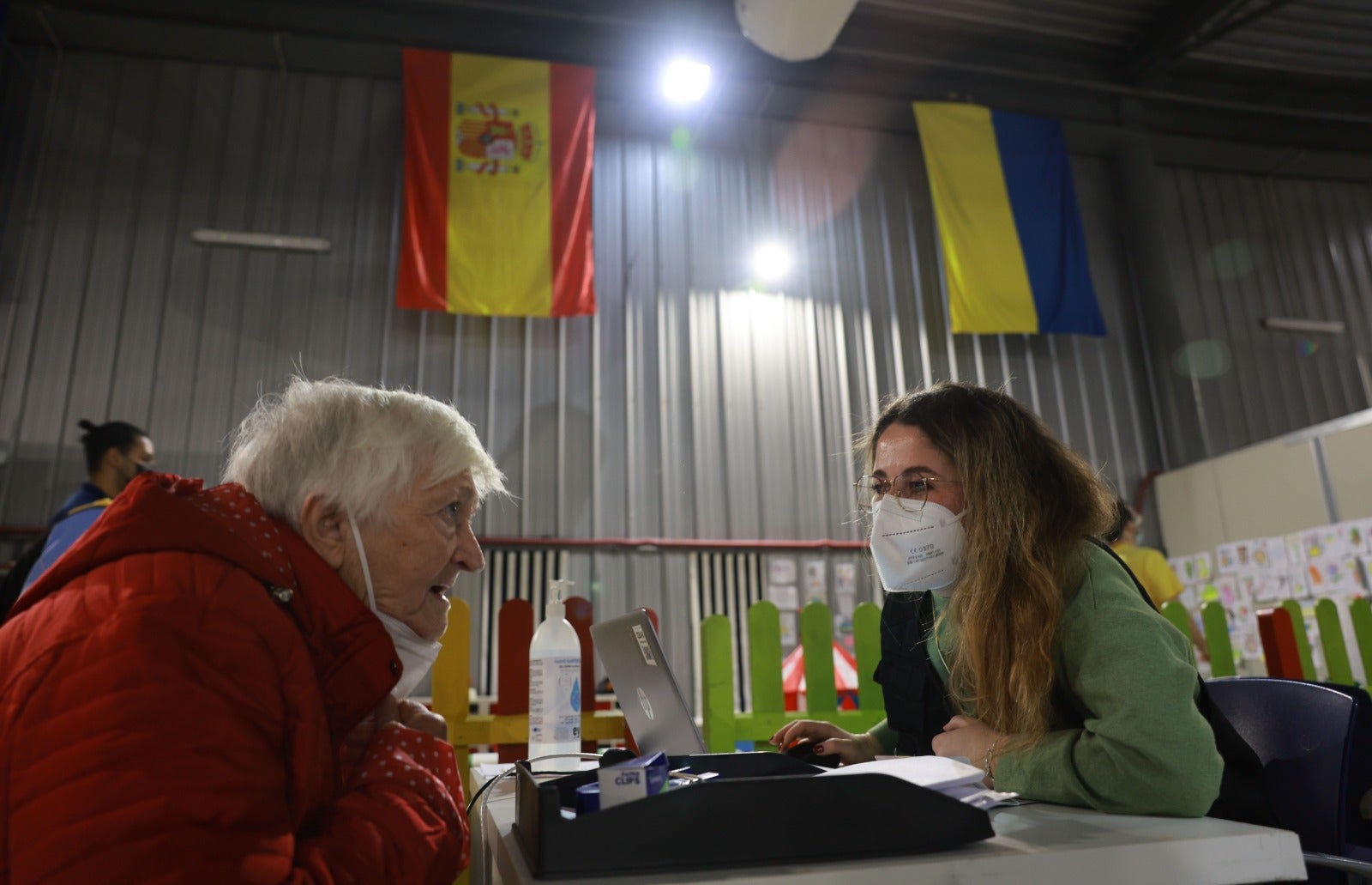 Spain's PM Pedro Sánchez has visited the facilities, where in two weeks some 2,200 people have already been helped, and to where prefabricated housing modules will be added to the Palacio de Ferias car park