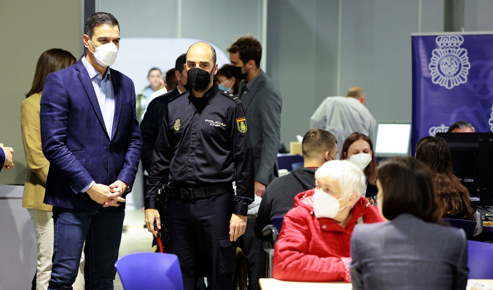 Spain's PM Pedro Sánchez has visited the facilities, where in two weeks some 2,200 people have already been helped, and to where prefabricated housing modules will be added to the Palacio de Ferias car park