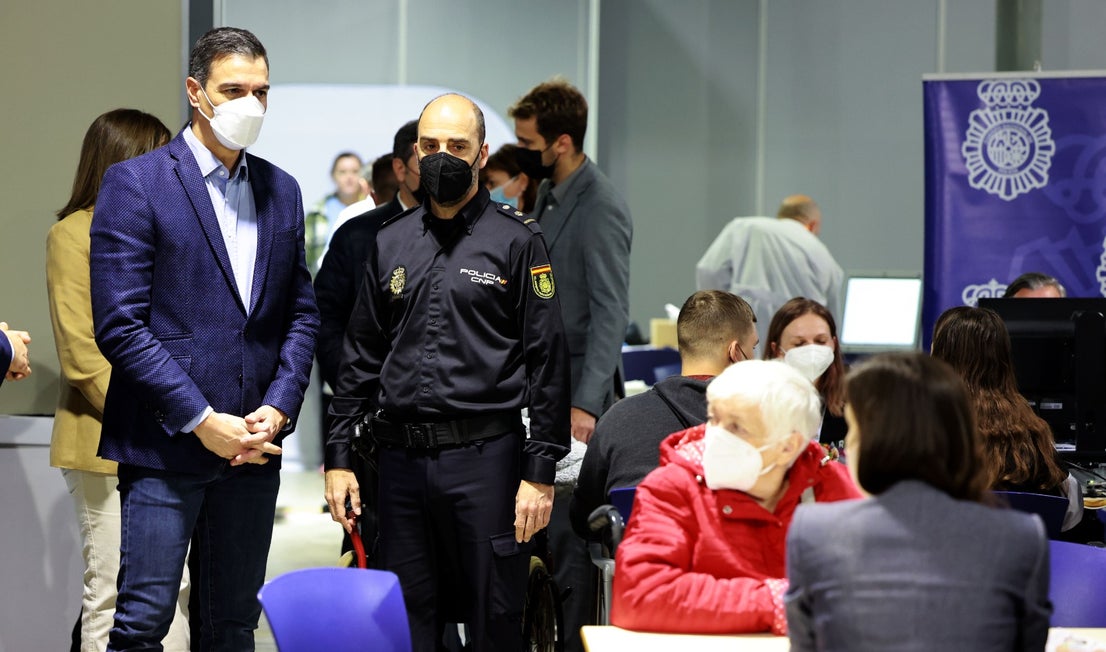 Spain's PM Pedro Sánchez has visited the facilities, where in two weeks some 2,200 people have already been helped, and to where prefabricated housing modules will be added to the Palacio de Ferias car park